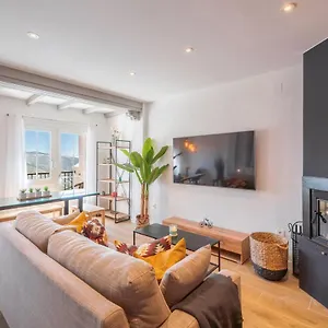 Beautifully Renovated 4 Bedroom + Kid's Chalet